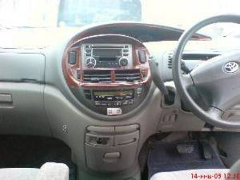 2002 Toyota Estima Images