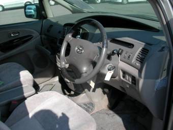 2002 Toyota Estima Photos