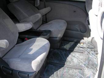 2002 Toyota Estima Photos