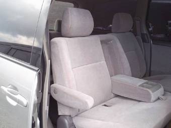 2002 Toyota Estima Pics