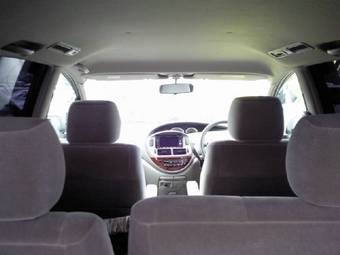 2002 Toyota Estima Photos