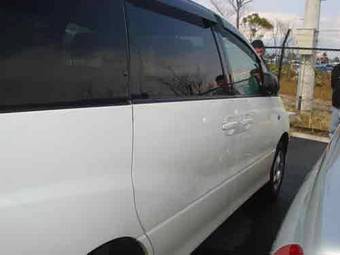 2002 Toyota Estima Photos