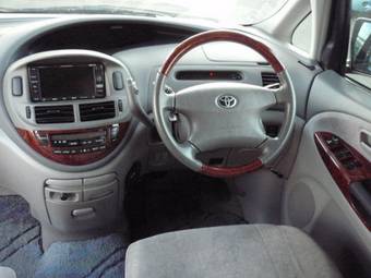 2002 Toyota Estima Photos