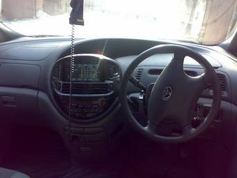 2002 Toyota Estima Photos