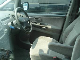 2002 Toyota Estima Photos