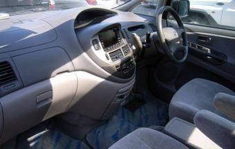 2002 Toyota Estima Photos