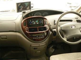 2002 Toyota Estima Pictures