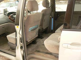 2002 Toyota Estima Photos