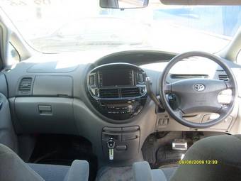 2002 Toyota Estima Photos