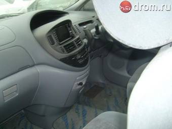 2002 Toyota Estima Photos