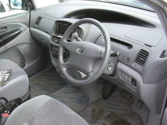 2002 Toyota Estima Photos