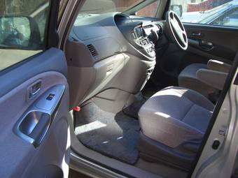 2002 Toyota Estima Photos