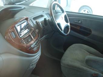 2002 Toyota Estima Photos