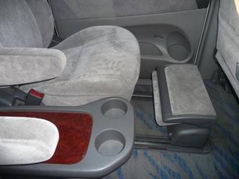 2002 Toyota Estima Photos