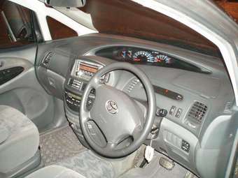 2003 Toyota Estima Pictures