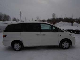 2003 Toyota Estima Photos