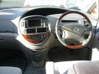 2003 Toyota Estima Pictures