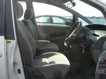 2003 Toyota Estima Photos