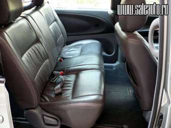 2003 Toyota Estima Photos