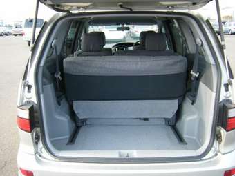 2003 Toyota Estima Pictures