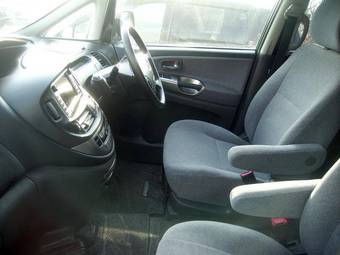 2003 Toyota Estima Pics