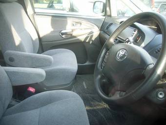 2003 Toyota Estima Pictures