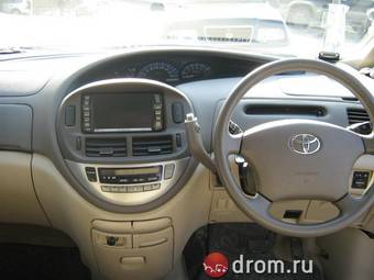 2003 Toyota Estima Pics