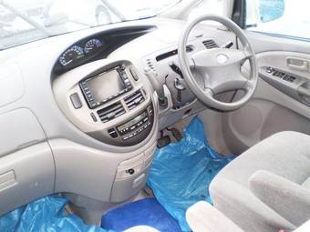 2003 Toyota Estima Photos