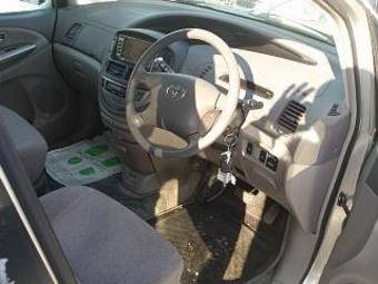 2003 Toyota Estima Photos
