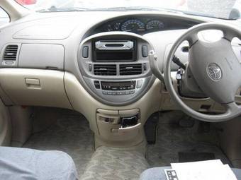 2003 Toyota Estima Photos