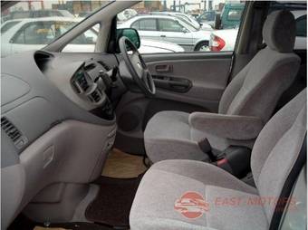 2003 Toyota Estima Photos