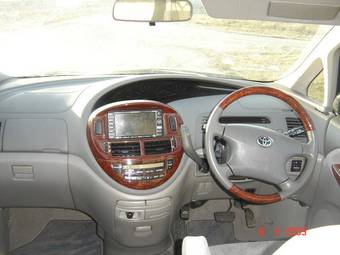 2003 Toyota Estima Pictures