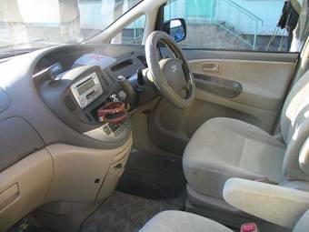 2003 Toyota Estima Pictures