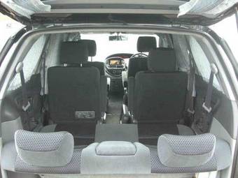 2003 Toyota Estima Photos