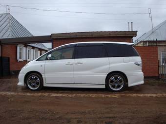 2003 Toyota Estima Photos