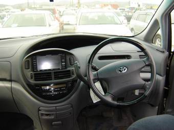 2003 Toyota Estima Photos
