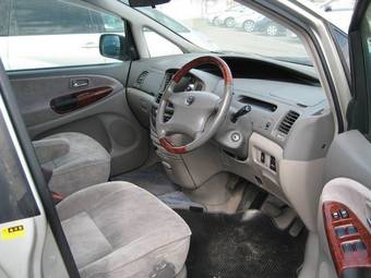 2003 Toyota Estima Photos