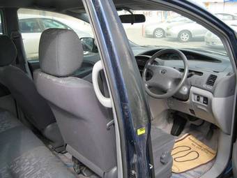 2003 Toyota Estima Pictures