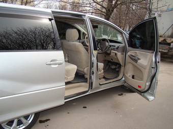 2003 Toyota Estima Photos