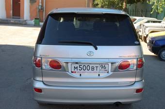 2003 Toyota Estima Photos