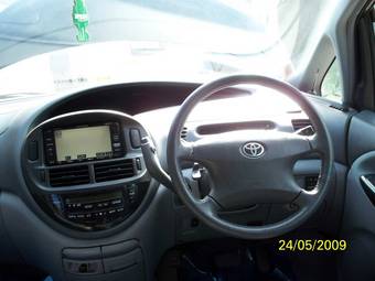 2003 Toyota Estima Photos