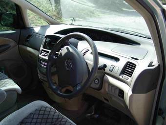 2003 Toyota Estima Pics