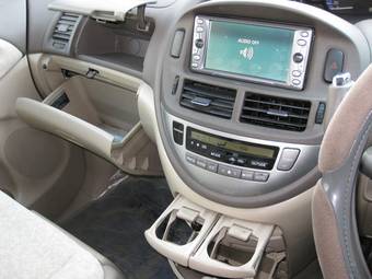 2003 Toyota Estima Pictures