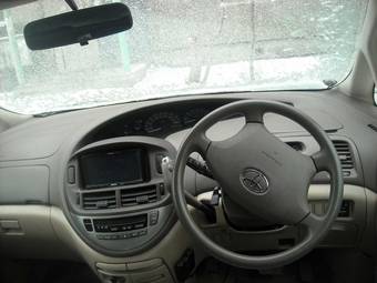 2003 Toyota Estima Photos