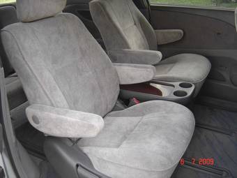 2003 Toyota Estima Pictures