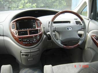 2003 Toyota Estima Photos