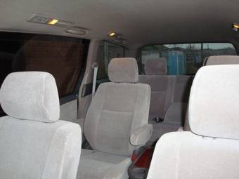 2003 Toyota Estima Photos