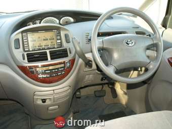 2004 Toyota Estima Pictures