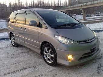2004 Toyota Estima Pics