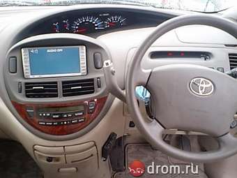 2004 Toyota Estima Pictures